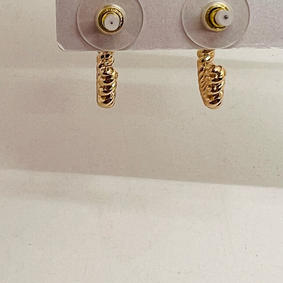 NWT BaubleBar Sugarfix Hoop Earrings: Heart Shaped and Cubic Zirconia Huggies - Picture 9 of 9